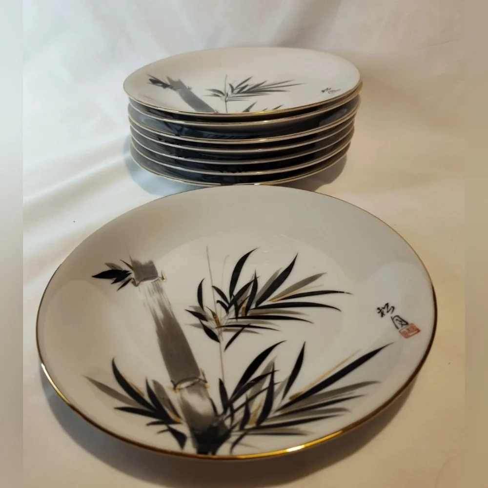 Set Of Eight Vintage Japanese Arita Porcelain Dessert Plates With Platinum Rims